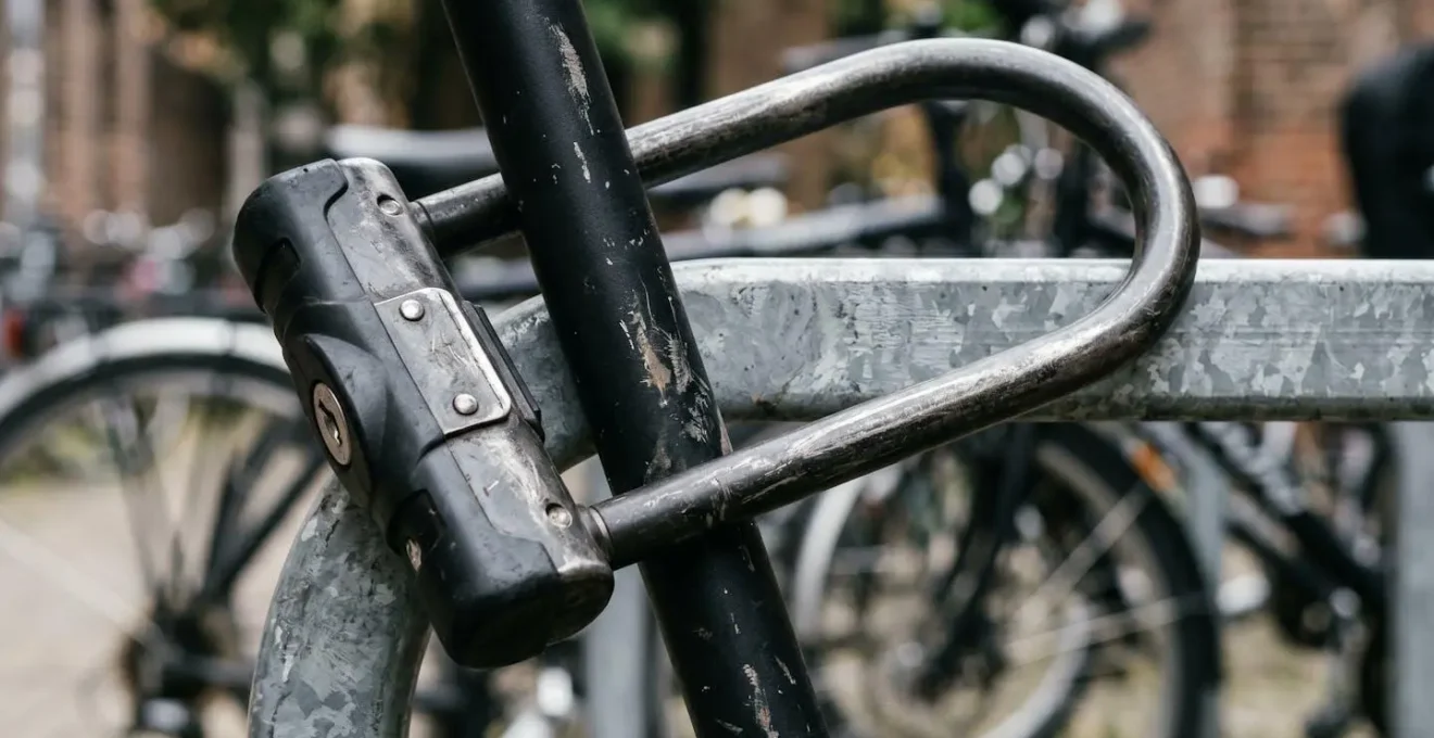 Gros plan d'un cadenas de sécurité haute résistance avec serrure complexe dans un environnement urbain